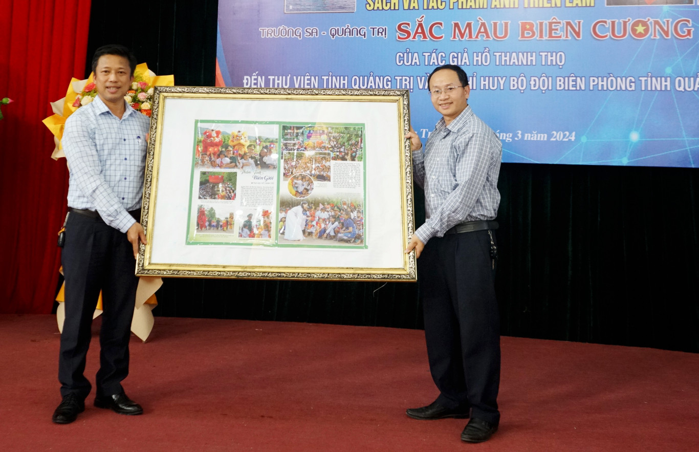 Hội VHNT tỉnh trao tặng sách và tác phẩm ảnh triển lãm “Trường Sa - Quảng Trị: Sắc màu biên cương” 